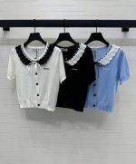 上新原单高端品质 Miumi*2025春夏最新系列！娃娃领荷叶边针织短袖！定制丝毛针织材质 柔软细腻 弹力十足 经典黑白拼接撞色 娃娃领荷叶边时髦有型 胸前标志