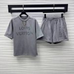 Louis Vuitto*2025新品上架 印花上衣短裤套装 定制Yb进口原生全棉材质 透气舒适 沿用水洗做旧工艺处理 复古高级 居中斑驳效果标志性字母印花元素