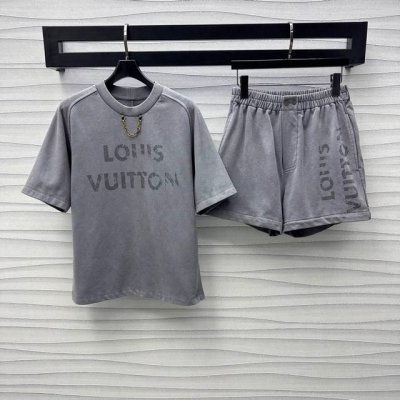 Louis Vuitto*2025新品上架 印花上衣短裤套装 定制Yb进口原生全棉材质 透气舒适 沿用水洗做旧工艺处理 复古高级 居中斑驳效果标志性字母印花元素