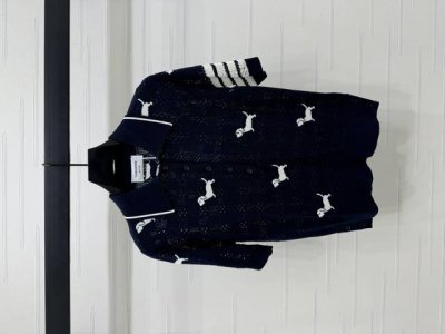 上新原单高端品质 Thom Brown* 2025春夏最新系列！小狗翻领针织短袖！定制羊毛针织材质 舒适柔软 质感十足 通体镂空钩花配合小狗图案装饰 可爱减龄