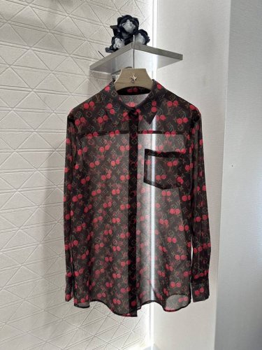 louis Vuitto*2025新品上架 活性印花樱桃衬衫短裤套装 定制Yb进口斜纹稠材质 质感光泽 透气舒适 常规翻领长袖衬衫配短裤套装 四叶草字母印花图案