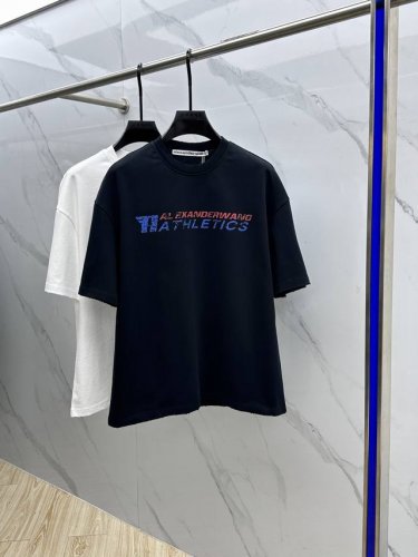 Wang 大王 2025Fw春夏新品圆领打底外穿T恤，立体感Logo微廓形半袖，活性纯棉打底T恤，棉，手感面糯有骨感，柔而有韧性。工艺处理，韧性和抗皱性能得到大