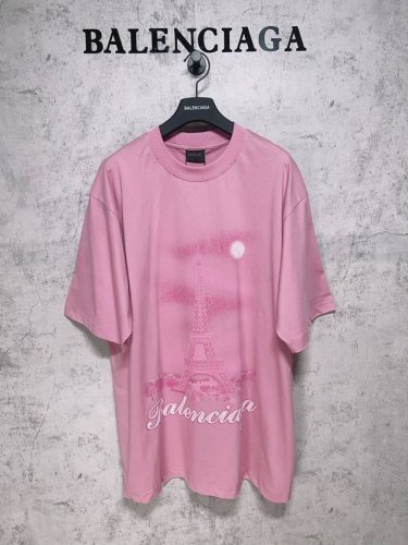balenciaga巴黎世家 顶级版本.官网品质 24新品铁塔短袖T恤 洗后克重260G 裂纹数码印花工艺是一种独特的印花技术通过设计图案 选择面料 处理面料