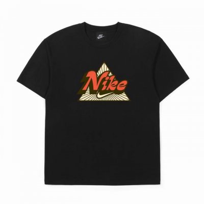 供 Nike耐克卡通三角印花棉质短袖T恤 定制主标 辅料 水洗齐全 高清细腻印花 甄选250克32支紧密纺双纱纯棉面料 质感厚实但是透气性良好 整件衣服垂坠感非