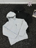 海丽汉森Helly Hansen户外运动休闲徒步登山防水透气软壳外套夹克冲锋衣 热爱徒步登山的朋友，海丽汉森这款软壳外套夹克冲锋衣就是你的最佳拍档。它拥有极高的