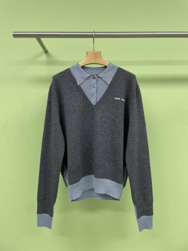 miumiu2025春款衬衫领灰色针织假两件羊毛衫，颜色真的超有质感，满满的高级氛围感，不像黑色那么沉闷，又比普通颜色多了几分深邃和神秘，穿上它瞬间成为人群焦点