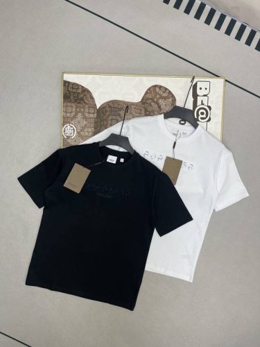 巴宝莉 Bbr 25Ss 后背激光镂空战马绣花宽松休闲时尚百搭纯棉短袖T恤 巴宝莉Bbr 25Ss短袖T恤带来不一样的时尚体验！选用优质纯棉面料，触感轻柔，透气