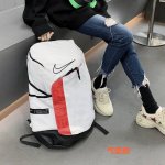 高版本气垫款 Nike耐克气垫款刺绣勾精英双肩包大容量篮球包男女同款。 大勾Logo刺绣定制非常立体饱满。设计气垫肩带上身背着特别舒适。 包包特别厚实 底部拼接