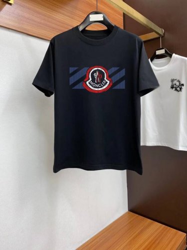 蒙口# 2025春夏新款首发专柜最新款短袖圆领T恤 高端订制 设计前卫时尚 品牌Logo重工艺设计 高端定制260克面料.手感柔软.穿着舒适.专柜级别精致车线.