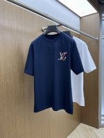Louis Vuitton 路易威登 2025新款短袖T恤圆领男女同款 这款路易威登Monogram花卉T恤将奢华与俏皮的优雅完美融合。采用高品质柔软棉质面料，
