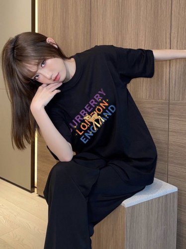 上新！Burberry巴宝莉迷人小鹿字母经典短袖T恤！ 今年不可错过的经典印花棉质Tee,上身很洋气显瘦内搭外穿都看 高密针织圆领设计，平整简约！亲肤透爽！T恤
