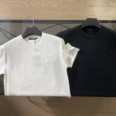 lv 路易威登 2025春夏新款植绒立体刺绣Logo字母短袖T恤 胸前描边绣当季新设计Lv字样，后背品牌专属贴布绣线条图案精密刺绣，极简主义用到极致。取用280