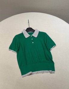 尺码 36 38 40 miumi* 女士翠绿拼灰色翻领短袖polo衫 以鲜明翠绿为主色调 洋溢着活力与生机 让人仿若置身明媚春日 领口与袖口匠心拼接灰色细节