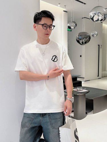 蒙口2025夏季新款短袖T恤，特色的毛绣工艺，个性艺术系列全网独家首发 百搭款细节处理完美240克纯棉面料十分精致 原版面料 网红明星同款高版本 高品质手感非常