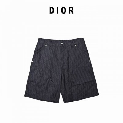 dior 迪奥 满印提花牛仔短裤 这款短裤从日本古老纺织工艺汲取灵感 重新诠释标志性的 Oblique 印花 采用海军蓝色和黑色棉质牛仔布精心制作 胸前饰以贴袋