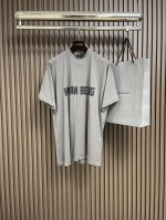 Balenciaga 印花字母不规则下摆短袖T恤，采用平纹针织面料，正面饰以Human Being艺术作品印花，下摆采用不规则破坏裁剪，整体走线平直细腻，面料舒