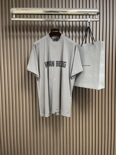 Balenciaga 印花字母不规则下摆短袖T恤，采用平纹针织面料，正面饰以Human Being艺术作品印花，下摆采用不规则破坏裁剪，整体走线平直细腻，面料舒
