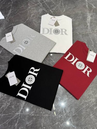 dior 25Ss新款情侣圆领T恤！石头岛联名款.双面新款3D立体字母印花.300G甄选100%纯棉质感.棉质饱满富有弹性.秉持着对细节追求 图案也是全新！饱满