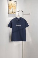 款号：Y151 Burberry 巴宝莉冲浪板发泡印花短袖 面料采用270克纯棉双纱螺纹搭配32支双纱1*1。面料定染灰蓝黑螺纹同缸配套定染。 工艺：印花采用发