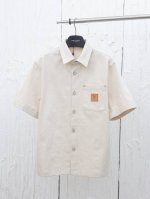 p310 1V*/路易25新款丹尼贴布字母牛仔短袖衬衫 以宽松系扣廓形释放前卫气息。胸袋点缀压印 Marque L.Vuitton DéPoséE 标识的 Vv