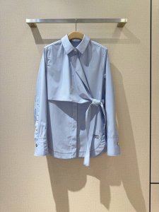 por*T*S 1961 新款推荐 裹身式纯棉衬衣，选用府绸面料轻薄透气，衬衫领型简约现代，腰间裹身试设计，无论是上班还是日常搭配，都能轻松驾驭。 或休闲或正式