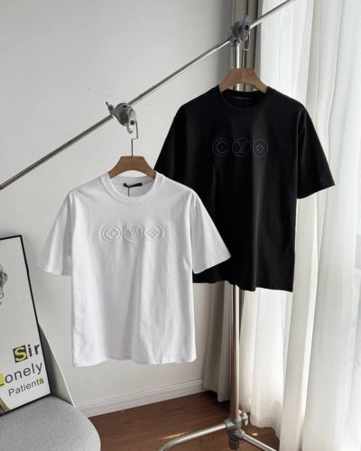 路易威登男女同款户外运动休闲2025春夏最新前胸老花立体刺绣纯棉短袖T恤 追求品质与经典的你，不容错过路易威登1V 25Ss这款短袖T恤。精选优质纯棉，触感细腻