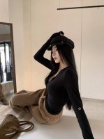 110。露露Lululemon新款纽扣打底衫长袖T恤 春季的必备单品，采用修身宽松的设计，展现女性迷人的线条。纯棉面料搭配纽扣设计，增加了整体的设计感。无论是搭