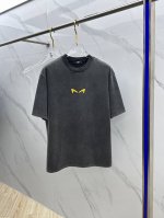 Fendi*芬迪 2025Fw春夏新品圆领打底外穿T恤，立体感Logo微廓形半袖纯棉打底，手感面糯有骨感，柔而有韧性。工艺处理，韧性和抗皱性能得到大幅度提高。微