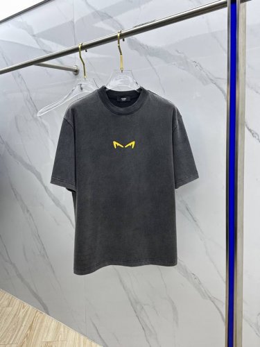Fendi*芬迪 2025Fw春夏新品圆领打底外穿T恤，立体感Logo微廓形半袖纯棉打底，手感面糯有骨感，柔而有韧性。工艺处理，韧性和抗皱性能得到大幅度提高。微