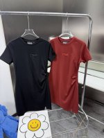 Fila斐乐针织连衣裙女2025夏季新款时尚休闲小开叉显瘦修身中长裙 经典简约的黑色酒红色，永恒的时尚主调，轻松演绎高级与大气，瞬间成为众人瞩目的焦点；还有活力