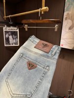 pra25S春夏男士休闲牛仔裤.......棉质牛仔面料打造 质地柔软又不失筋骨，手感干爽有韧性 经典的标志性浮雕徽标，灵魂般的点缀 各项指标皆为上品，自然带来