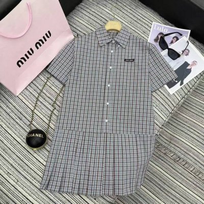 强烈推荐 25年早春夏系列 Miu*新款格纹翻领短袖衬衫裙 压折裙摆 字母标点缀 Sml