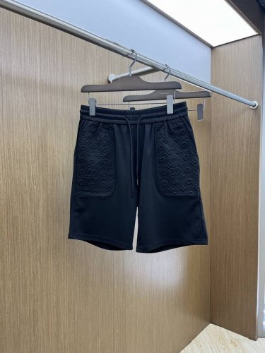 lv 2610春夏新款男士休闲短裤 高端货简洁时尚大方 定制原版进口面料 简洁利落又清爽 品质做工细节经得起任何形式检验简约大方百搭款 上身优雅帅气，焕然一新的