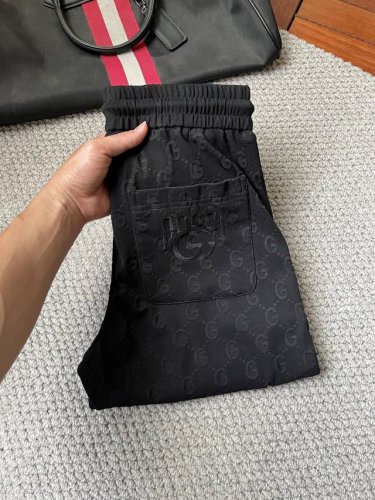 古‘’ 顶级货品 2025春夏新款休闲裤！官网同步发售。品牌经典Logo休闲裤 ，定制面料，舒适度极好，手触感强烈。辨识度极高，完美品相工艺。 尺码：M-3Xl