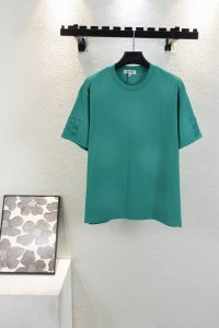 洗水版本 款号K333 Loeve罗意威 家格外刺绣短袖 面料：采用21支双纱精梳棉，面料布匹洗水后为320克，重磅面料成衣上身效果非常立体，螺纹搭配1*1配套