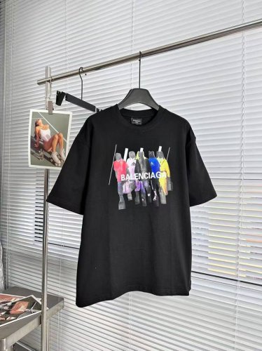 balenciaga巴黎世家 Ss25人物字母Logo几何图案印花圆领短袖T恤 宽松休闲 情侣款 追求时尚与个性的情侣们，怎能错过Balenciaga巴黎世家的