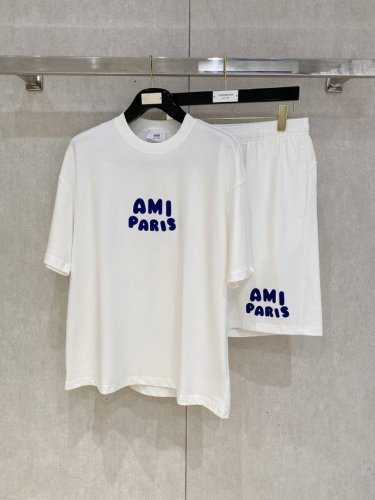 25Ss Ami Alexandre Mattiussi 重磅圆领短袖T恤短裤套装 选用330克双纱平织棉面料打造 重工刺绣工艺 男女同款 码数 S-Xl 颜色