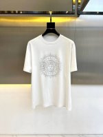 vers范思哲、2025春夏 新款短袖短袖打底T恤，烫钻重工打造胸前大幅图案，采用230克长绒棉面料无论单穿或内搭都很有范儿！衣身对比色车线细节，明线车缝贴布加