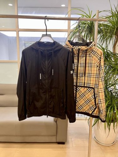 衣 裤 Burberry*巴宝莉 25年夏季新品夹克防晒衣套装 采用进口轻尼龙科技面料制作，上身柔软舒适，防风防雨防晒，超级轻盈！春秋可作为外套穿搭，平时用来凹