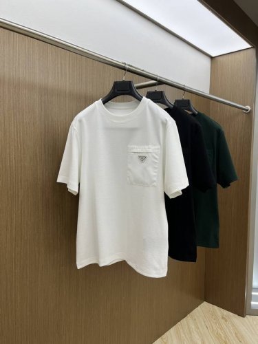 pd 早春新款短袖抢先发售 男士日常出门闭眼搭 高级定制面料短袖T恤 魅力在于创造了简约奢华感的时尚,随意搭配感受英式风格独特气质. 宽松的版型展现出休闲随意的