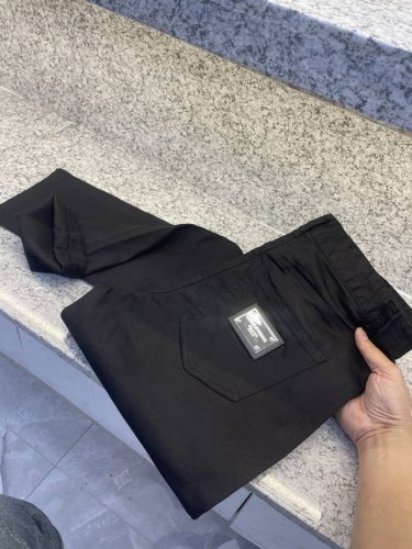 杜嘉班纳5 重磅黑色 卡其色 色系莫代尔棉牛仔裤 奢感皮牌+原版五金新品薄款每季必爆回购百分之百Smli微直简版型弹力超好的，透气感强 高端轻奢范 直简微修身裁
