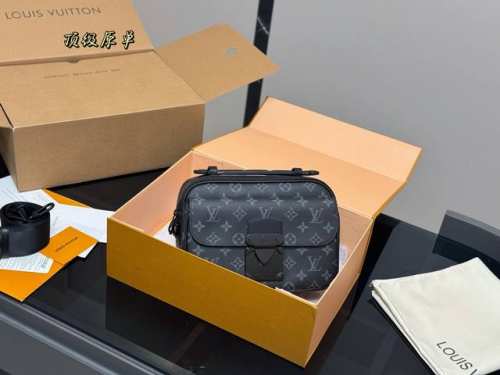 配折叠盒飞机盒 Size：25.18Cm Lv Slock 新品男士邮差包！