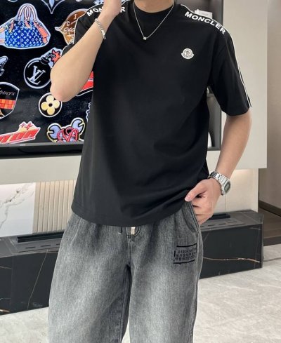 蒙口 2025春夏新款首发专柜最新款短袖圆领T恤 高端订制 设计前卫时尚！品牌Logo重工艺设计 高端定制丝光云朵棉面料.手感柔软.穿着舒适.专柜级别精致车线.