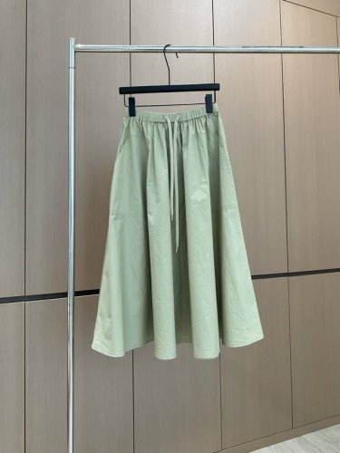 爆款现货 原单品质 设计师*｜25春夏新品半裙 极简主义风法式优雅的慵懒风， 休闲又时髦！ 立体剪裁版版型可甜可盐减龄少女风。 百搭上身显瘦又高挑！ 强烈推荐自