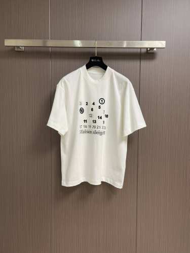 Maison Margiel Mm6 马吉拉 2025Ss春夏新款短袖T恤，定制专属洗水纯棉面料，胸前印花Logo设计！简约大方，从容百搭，档次极高，完美融入时