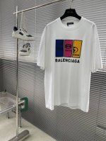 balenciag 2025新款T恤 硅胶字母 拼接图案 撞色搭配 年轻人的不二选择 双层螺纹领口 肩部通肩压条 280克纯棉面料舒适透气 男女同款 码数：S-