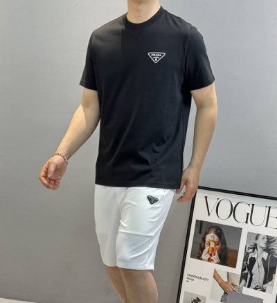 短袖 短裤 prad*A普拉-达24S新款圆领短袖T恤，可搭配套装！基础款净版让你过目难忘！此款短Tee甄选 G冰棉面料，触感爽滑软糯，贴身穿着极致舒适亲肤！衣