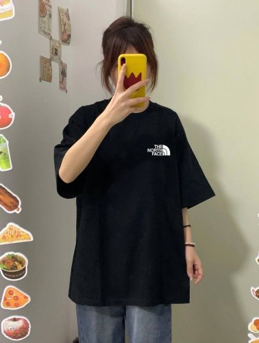 The North Face 北面户外主题短袖半袖T恤情侣款 面料采用260G 双纱纯棉，做工规整，纹路清晰，穿着舒适！ 胸前精致的印花小标 加后背的原宿风设计
