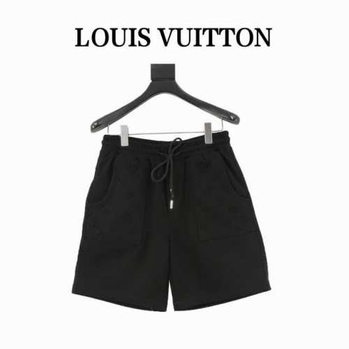 louis Vuitton 路易威登 满印口袋老花短裤 Monogram 以活力运动剪裁解构满印元素设计。口袋暗纹老花皮头点缀，搭配正面斜插贴袋和弹力下摆。Mo