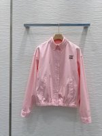 Miu Mi* 2025Ss新款衬衣外套 出货即爆单 定制进口密度进口面料 特殊材质有肌理感 每个小细节都非常注重 恰到好处的高级感 立体剪裁 让成衣上身更为精